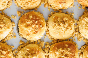 Baked dinner rolls topped with an oat crumble.